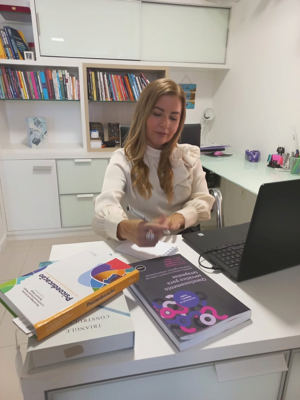 Psicóloga Ildenice Amorim no consultório